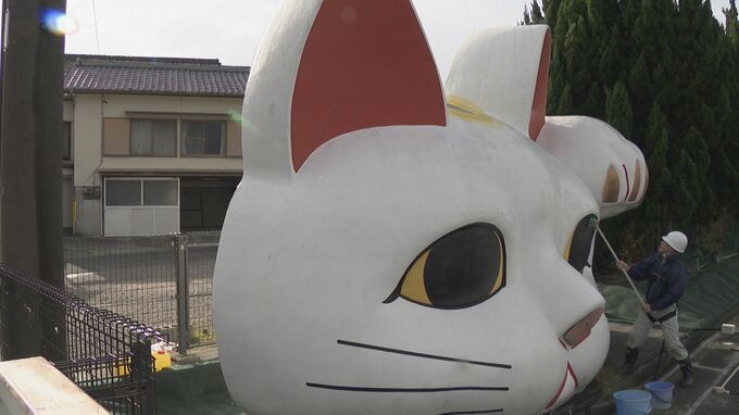 巨大招き猫“とこにゃん”のすす払い「来年も福を招いて」愛知・常滑市|TBS NEWS DIG