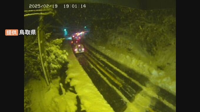 積雪の高速道路でトラックとトレーラーがスタック…最大5キロに渡って後続車が滞留→下道の国道でもスタック…トラックやバスなど約25台の立ち往生が発生　鳥取県智頭町　|　BSSニュース | BSS山陰放送