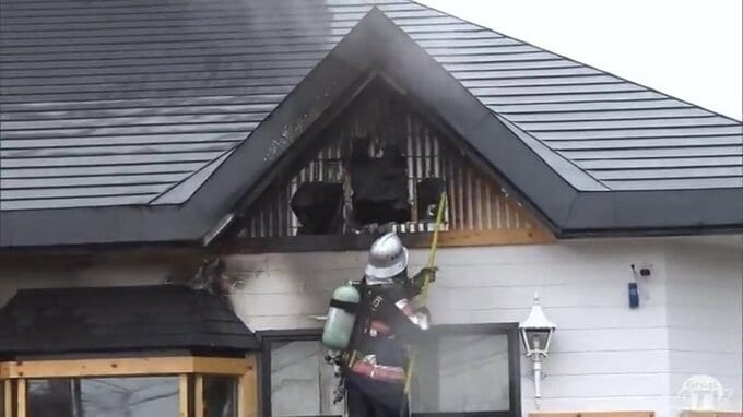 ウナギ専門店で火事「屋根から煙が見える」消防車両8台が出動　通勤時間帯で周辺は一時騒然|TBS NEWS DIG