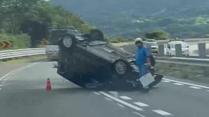 【速報】長崎バイパス上り線で車が横転し追い越し車線ふさぐ　運転手にケガはない模様|TBS NEWS DIG