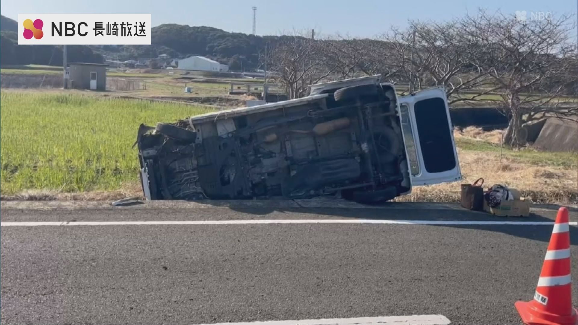 軽乗用車が横転 運転していた女性（70代）が死亡 同乗の男子高校生は