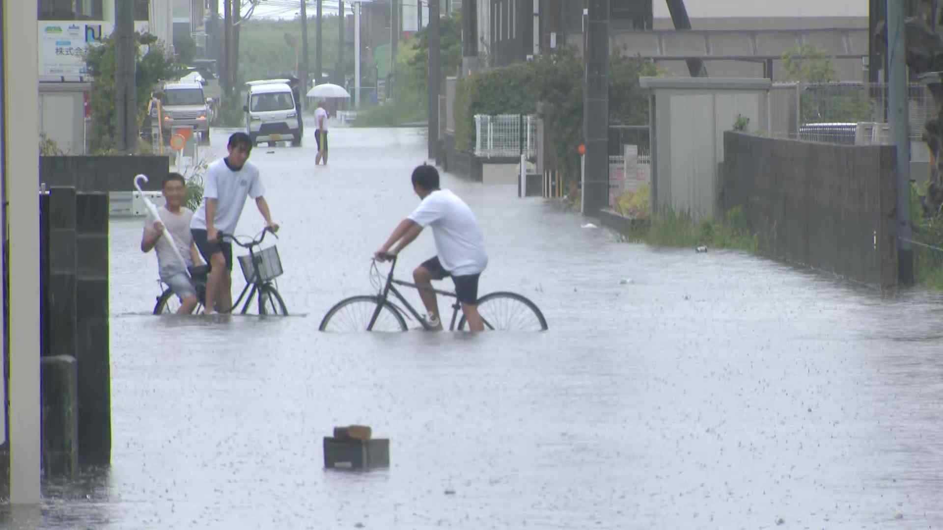 写真で振り返る九州の大雨】「膝まで雨」「タクシー待ちぼうけ」仕事を