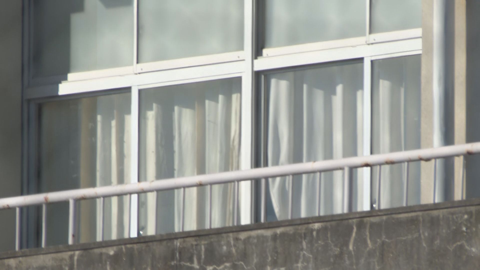 女子生徒（14）は刃物をちらつかせ…「やれるものならやってみろ」と言った男子生徒（13）の首を切りつけた　