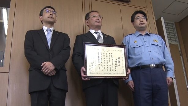 60代女性が携帯で通話しながらATM操作 銀行員が気づき詐欺被害防ぐ