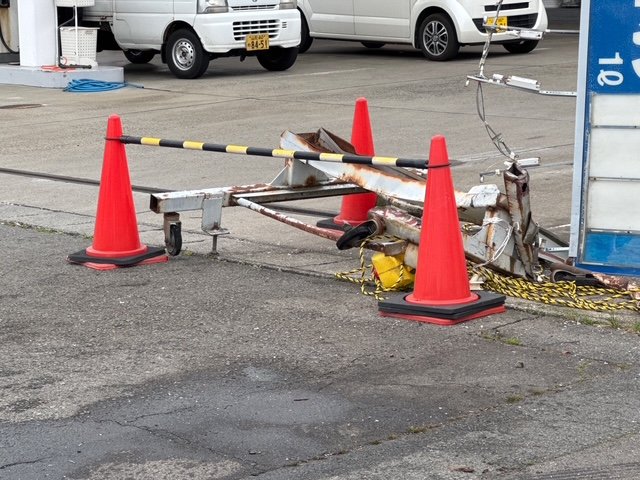 現場画像】運転手が意識不明 店舗の看板に乗用車が衝突する事故（山形