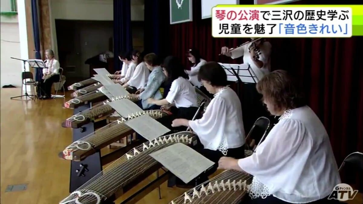 子どもたちが繊細な美しい音色に耳を傾ける「きれいな音色を聞くことが