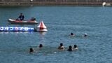「海が真緑で進んでいるのかわからなかった」ボートレース場のコースでこどもたちが遠泳体験=静岡・湖西市 | 静岡のニュース | SBSNEWS | 静岡放送