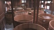 「今いらっしゃる既存のお客様にずっと醤油を届け続ける」掛川・栄醤油醸造「木桶の引っ越し」で100年の伝統を後世に伝える職人の執念【現場から、】 | 静岡のニュース | SBSNEWS | 静岡放送