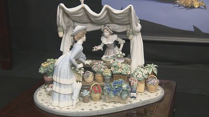 リヤドロの「甘い歌」という磁器彫刻です。この作品は、マンドリンのような楽器を演奏している女性を描いています。﻿
この作品は、1997年に「ラウードのレッスン」というタイトルで発売されました。﻿
この彫刻は、約18cm☓約21cm MIYABI | リヤドロ公式オンライン