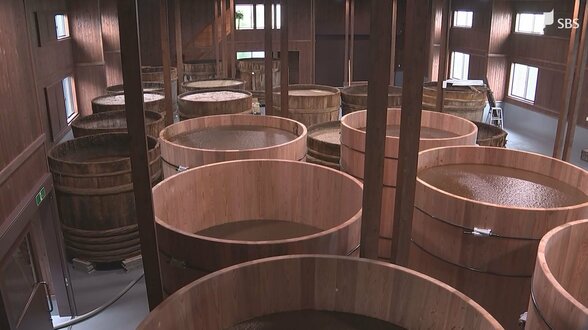 「今いらっしゃる既存のお客様にずっと醤油を届け続ける」掛川・栄醤油醸造「木桶の引っ越し」で100年の伝統を後世に伝える職人の執念【現場から、】　|　静岡のニュース | SBSNEWS | 静岡放送