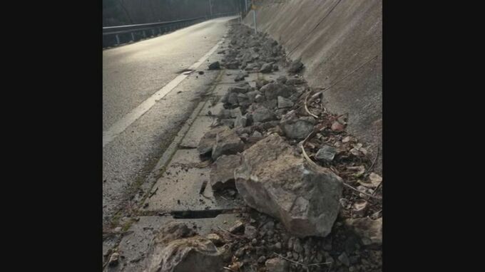 道路沿いに続く大量の「落石」、住民「困惑」…意外な犯人は？　道路崩落の懸念も　|　BSSニュース | BSS山陰放送