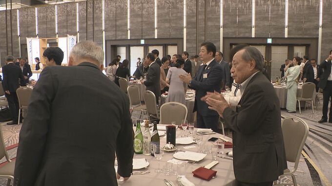 地酒を飲んで親睦深める「地酒で乾杯いしかわ会議」 約170人が参加し日本酒味わう 金沢市|TBS NEWS DIG