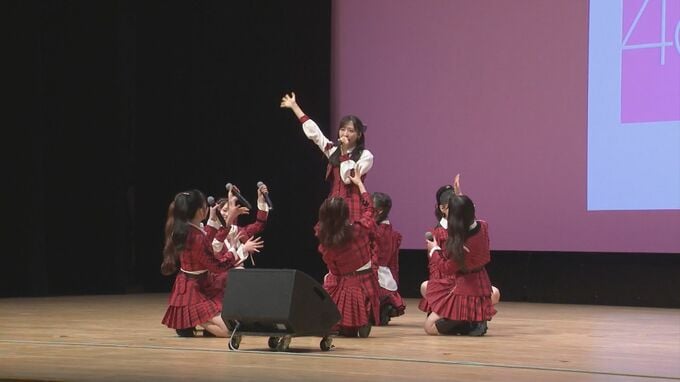 サプライズ登場したのは…「AKB48」　鳥取城北高校で卒業式　男子バスケ部インターハイ優勝メンバーも…“集団転校”男子駅伝部メンバーも…新たな道へ|TBS NEWS DIG