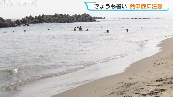 曇りがちでも蒸し暑く 夏休みのこどもたちが海水浴で大はしゃぎ 富山・岩瀬浜海水浴場　|　富山のニュース｜天気・防災｜チューリップテレビ
