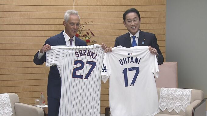 エマニュエル米駐日大使が岸田総理を表敬　大谷翔平サイン入りのユニフォームを手渡す|TBS NEWS DIG