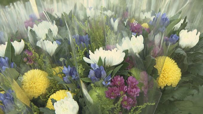 「亡くなった父への花を求めて」迎え盆を前に善光寺表参道で恒例のお花市　　|　SBC NEWS | 長野のニュース | SBC信越放送