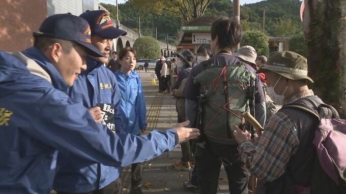 「鈴とか大丈夫ですか?」登山客らにクマとの遭遇に関する注意などを呼びかけ 東京・あきる野市 警視庁|TBS NEWS DIG