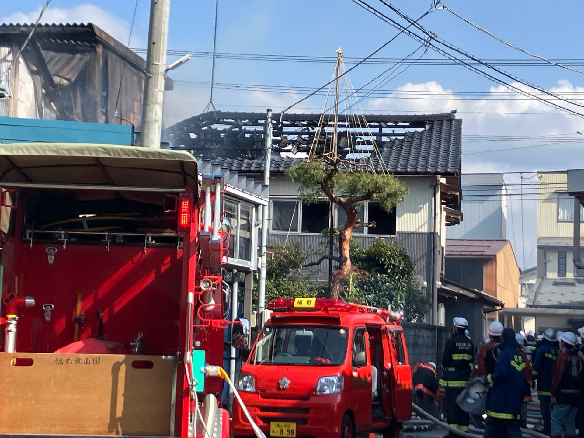 午後の住宅密集地で火事 隣接する建物にも延焼 この家の3人と連絡取れ