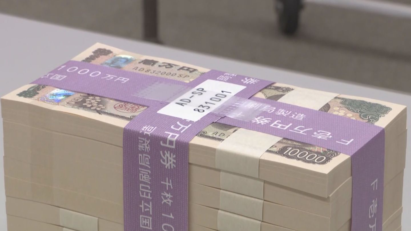 約20年ぶり“新紙幣”の引き渡しが始まる　日銀名古屋支店では紙幣を職員が確認　発行開始の3日は東海3県の金融機関へ1381億円　