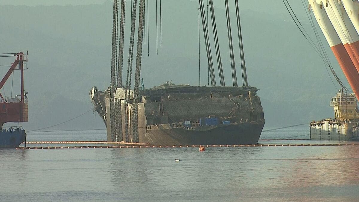 沈没の貨物船「白虎」 えい航・解体へ向け転覆した状態で引き揚げた