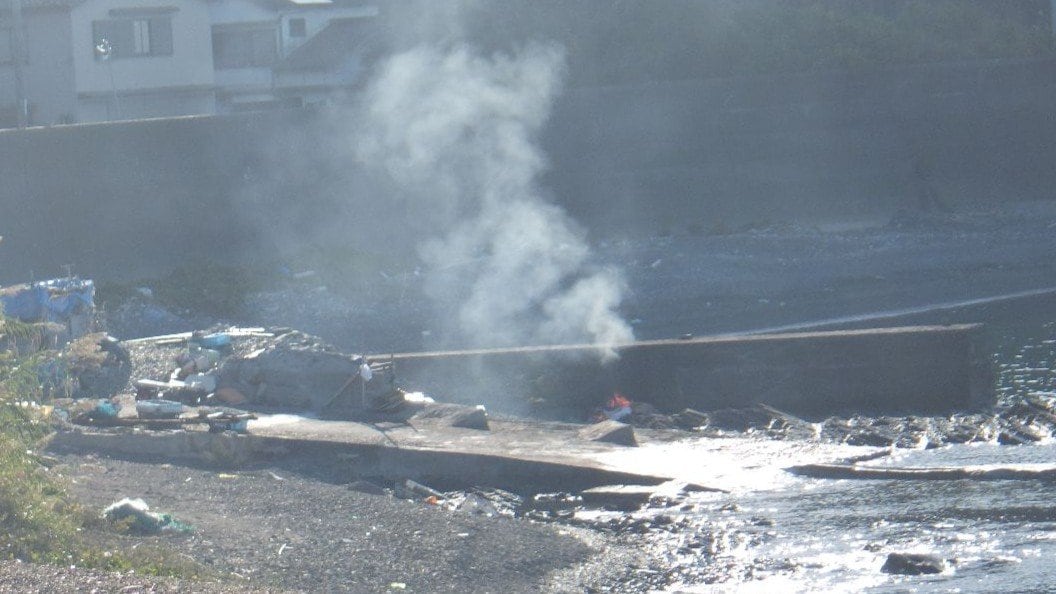 “海岸で野焼き”で男性を摘発　ウェットスーツや食器など家庭ごみ約12.5kgを焼却処分した疑い「1年ほど前からやっていた」【高知・土佐清水】