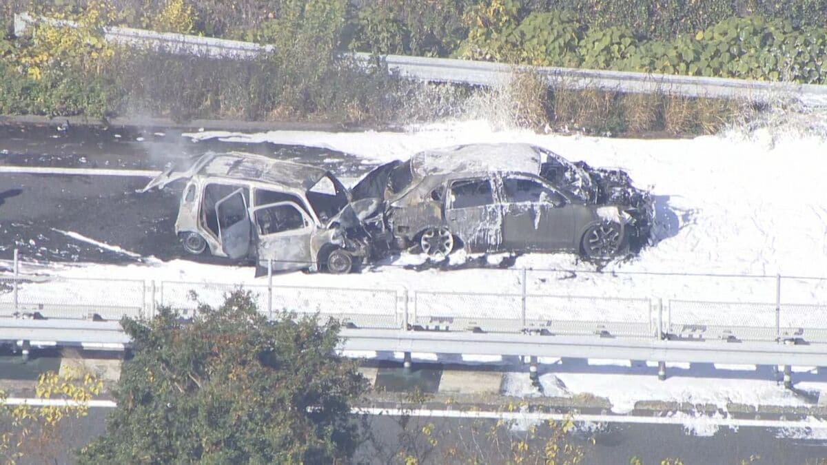 中央道で渋滞最後尾の車に追突…2台炎上 3台絡む玉突き事故に 軽乗用車の38歳女性は事故でけが 小牧JCT～小牧東IC上り通行止め（11/30 14:20現在）