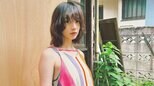 【 のん 】　「静かであたたかい素敵な場所」カラフルなストライプワンピース姿のオフショット披露　「ファッションが夏を感じさせるね」など反響続々|TBS NEWS DIG