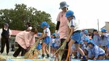 「お米がチクチクしてた」"千歯こき"で昔ながらの稲の脱穀体験 子どもたちが挑戦=静岡・富士宮市 | 静岡のニュース | SBSNEWS | 静岡放送