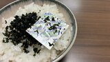 ソフトふりかけに入っている小さな袋が、いつもご飯の上に落ちて困る…この袋の正体は？　実は…開封後は捨ててOK　|　BSSニュース | BSS山陰放送