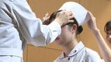 久留米大学で戴帽式 看護師を目指す学生たちにナースキャップとエンブレム 「命と向き合い人の痛みに寄り添う」誓う|TBS NEWS DIG