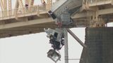 米ケンタッキー州　橋の上から大型トレーラーが宙づり状態　危機一髪|TBS NEWS DIG