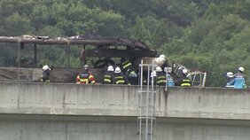 「けが人が複数います」2人死亡&nbsp;12人重軽傷　高速バスとトラックが正面衝突し炎上　徳島自動車道|TBS NEWS DIG