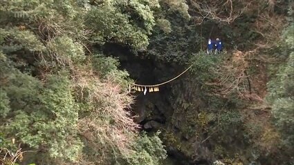 高千穂町・天岩戸神社でご神体の天岩戸のしめ縄を張り替え | MRT