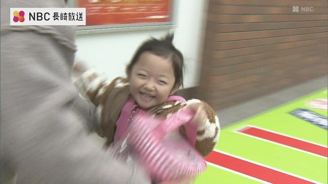 年末の帰省ラッシュがピーク　家族との再会に笑顔　JR長崎駅|TBS NEWS DIG