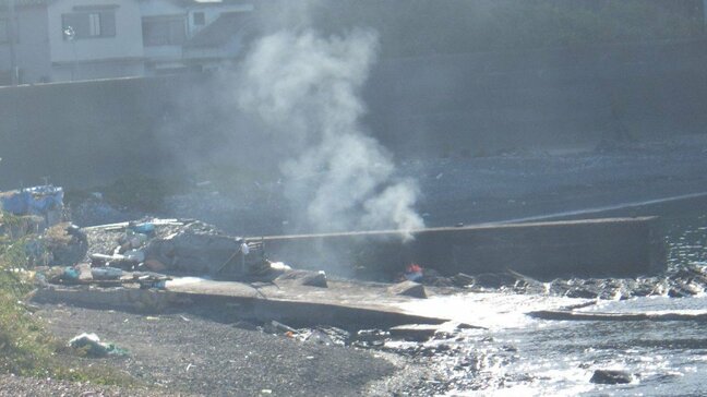 “海岸で野焼き”で男性を摘発 ウェットスーツや食器など家庭ごみ約12.5kgを焼却処分した疑い「1年ほど前からやっていた」【高知・土佐清水】|TBS NEWS DIG