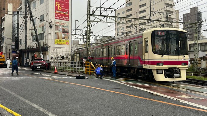 【速報】東京・府中市の踏切で京王線特急列車と乗用車が衝突　乗用車の男女2人が軽傷　京王線一部区間で運転見合わせ　復旧の見込み立たず|TBS NEWS DIG