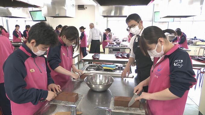 「料理を作るのが好きになりそう」調理科1年生 “マイ包丁”で包丁の研ぎ方学ぶ　山口・中村女子高　|　山口のニュース・天気・防災｜tys NEWS｜ｔｙｓテレビ山口