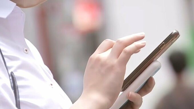 サイネージ広告がついに「トイレ」にも登場　タクシー、電車、どこでも視線を奪い合う「消費競争」に休みはない