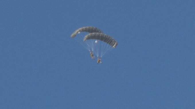 兵士が次々と…4カ月連続で米軍がパラシュート降下訓練 “例外”の嘉手納基地で|TBS NEWS DIG