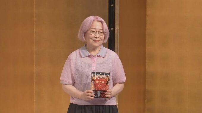 直木賞受賞作「けんぐゎい」を手にする朝倉かすみさん