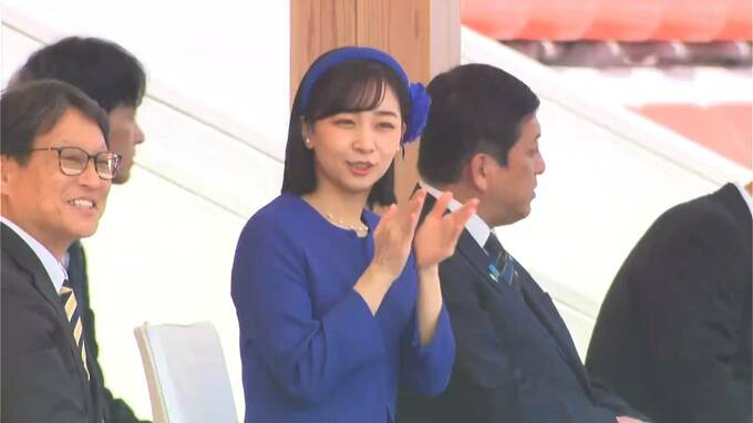 秋篠宮佳子さま 髪飾りと服はロイヤルブルーのワントーンコーデ　国体の陸上リレーをご観覧　|　鹿児島のニュース｜MBC NEWS｜南日本放送