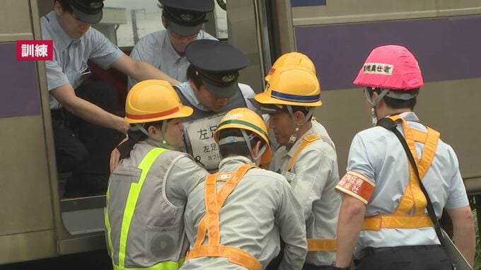 震度7の地震で駅と駅の間で列車が緊急停止したことを想定　JR東日本が乗客を安全に誘導する防災訓練行う　盛岡市|TBS NEWS DIG