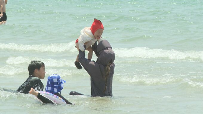 夏本番の光景！海水浴場に多くの人「おばあちゃんらと来た」砂浜で遊んだり海で泳いだり、思い思いに楽しむ人々|TBS NEWS DIG