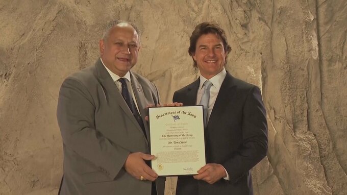 「トップガン」トム・クルーズさんにアメリカ海軍が「民間人への最高の栄誉」功労賞授与　米メディア「本物の軍のヒーローに」|TBS NEWS DIG