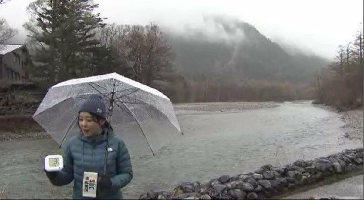 雨の上高地…」時にはみぞれも…標高約1500メートル…記者はダウンを着