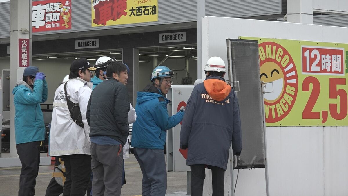 電光掲示板が燃えている」未明のセルフスタンドで火事 電光掲示板を