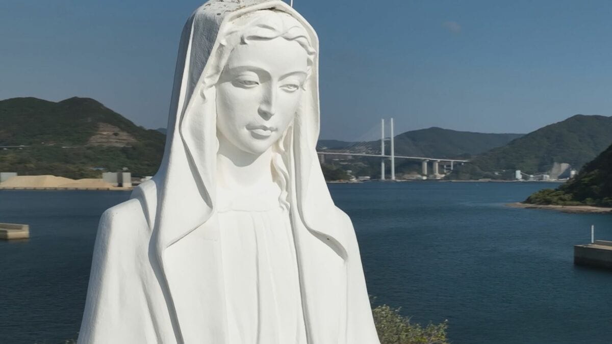 マリア像が見守る海、茜色に染まる棚田。鳥の目でたどる長崎の原風景