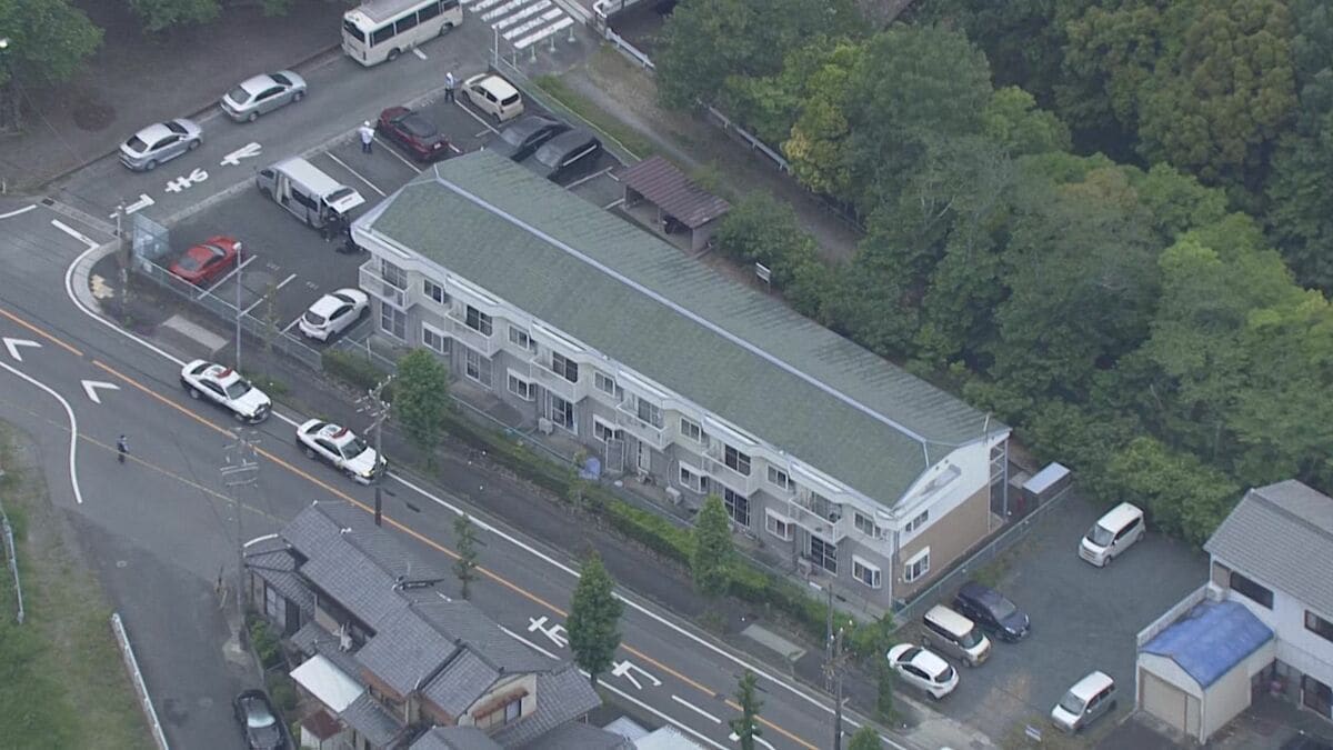 男がハサミを持って立てこもり「入ったら刺すぞ」 豊橋市のアパート 警察が説得続け…ブラジル国籍の男を逮捕 けが人なし 