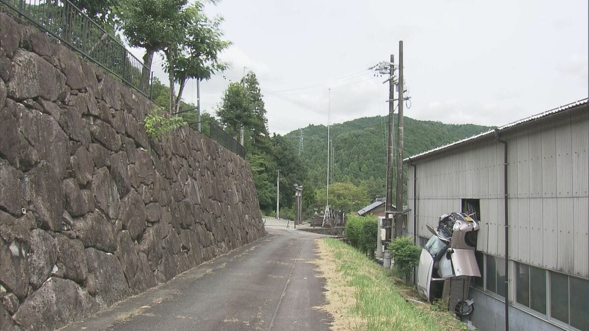 墓参りで寺の駐車場からフェンスを乗り越えて約４メートル落下　車に乗っていた家族３人けが　岐阜・山県市