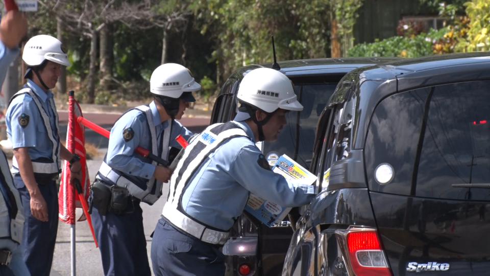 安全な速度の遵守や見通し悪い夜間の運転注意をよびかけ　本部警察署が検問実施　沖縄・今帰仁村